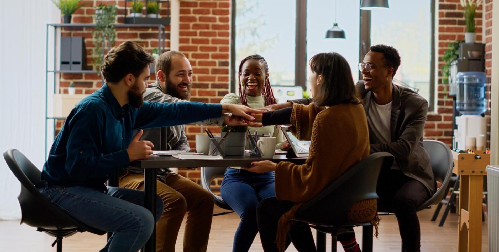 Aula de formación financiera con estudiantes participando activamente
