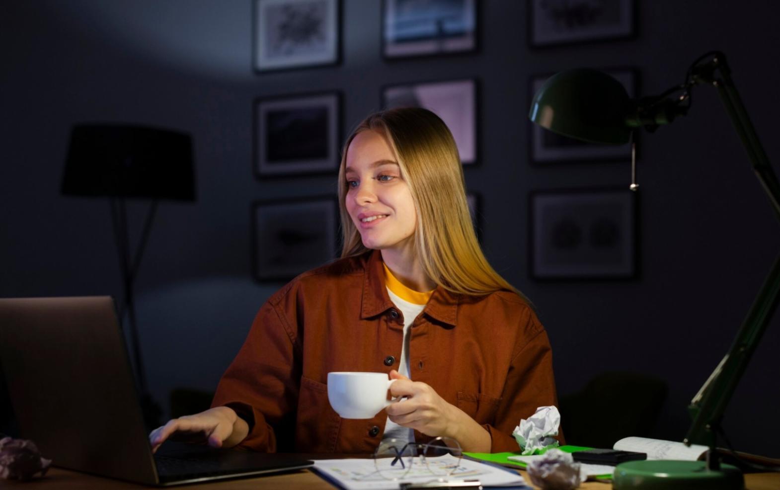 Estudiantes trabajando en sus planes financieros personales