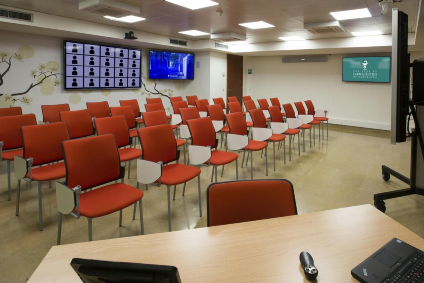 Estudiantes trabajando juntos en ejercicios prácticos de presupuesto personal